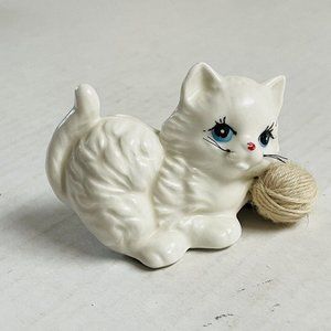White Porcelain Cat Figure Figurine Holding Yarn Ball Kitten Animal Home Decor